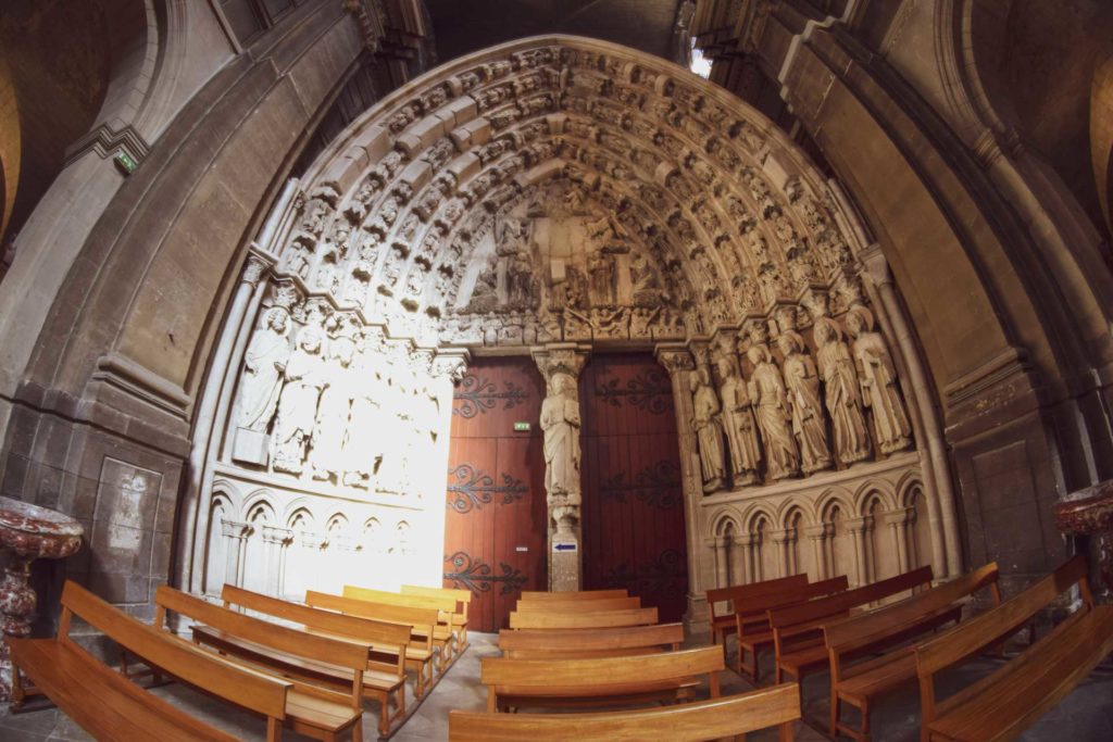 Intérieur cathédrale à Dax dans les Landes