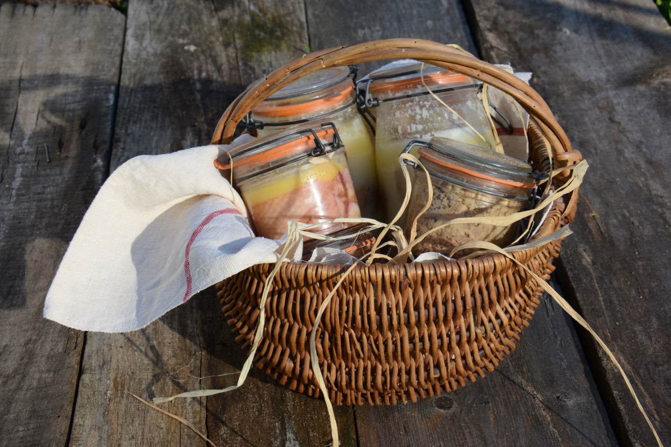 panier avec foie gras et conserve