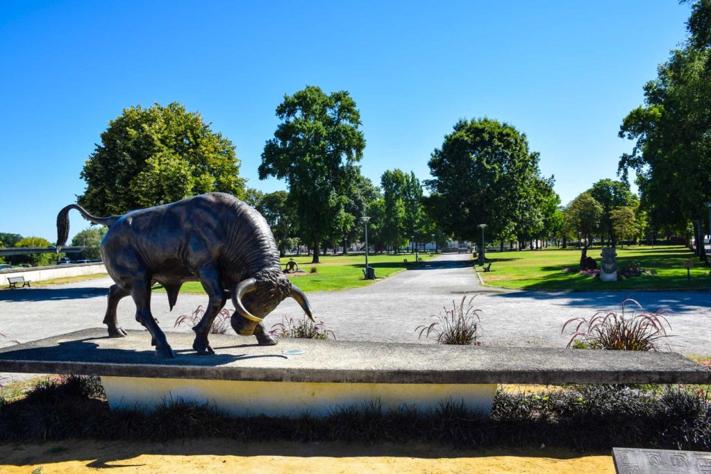 Statue du taureau à Dax dans les Landes