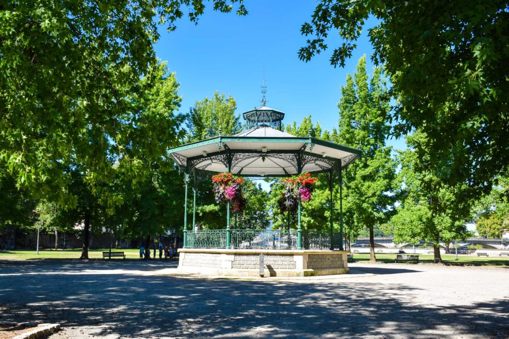 Kiosque dans le parc des Arènes à Dax dans les Landes