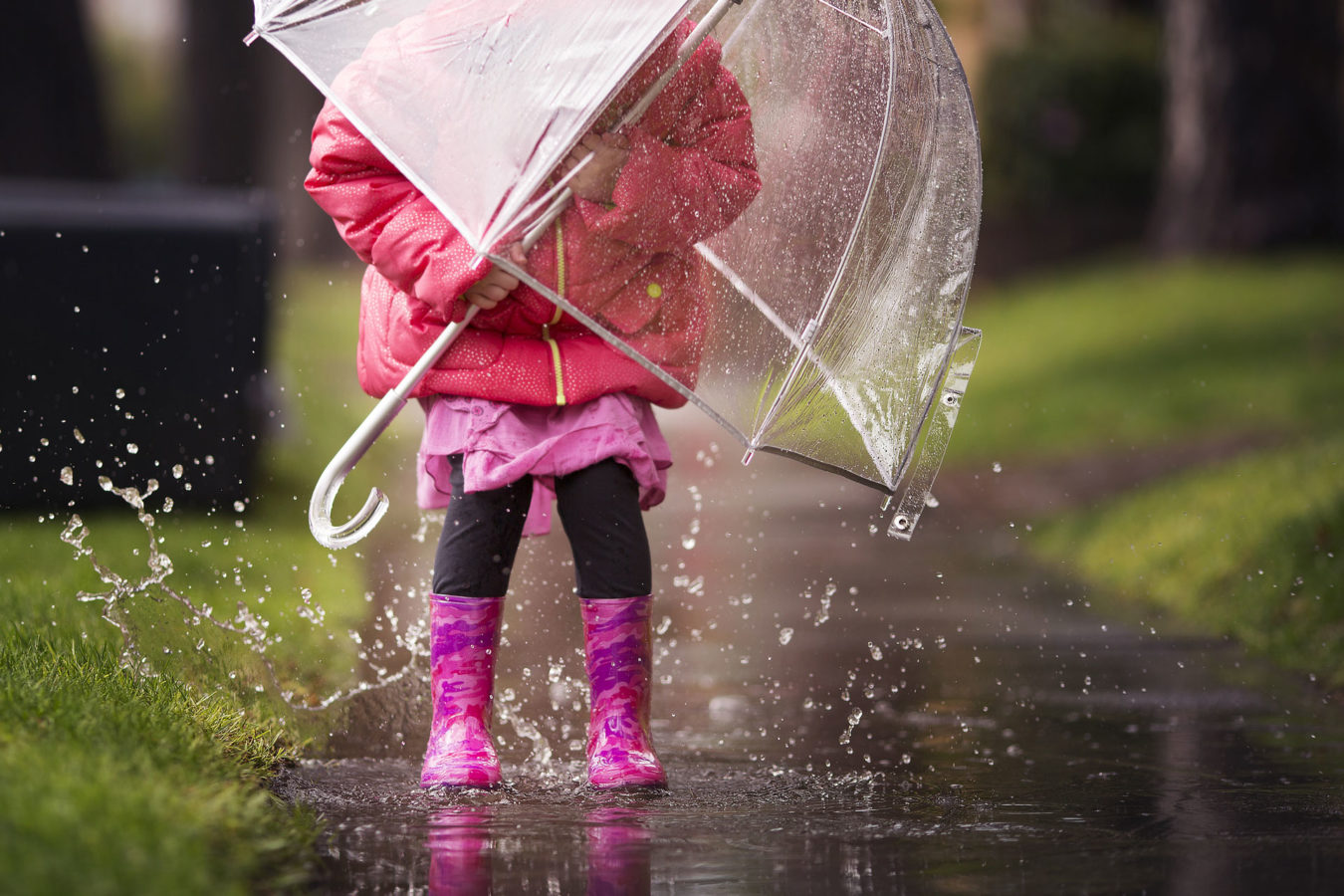 enfant sous la pluie