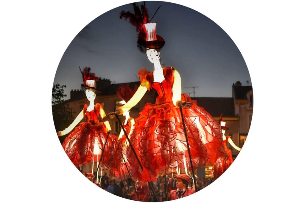 Parade lumineuse "Revue de rue" par la compagnie Remue-ménage. 2025